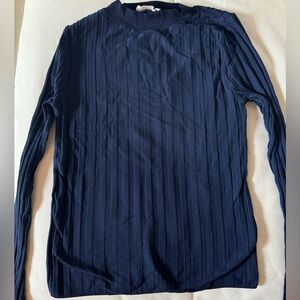 Cable knit ribbed sweater, rounded neck, long sleeve. Tailored design. Dark blue